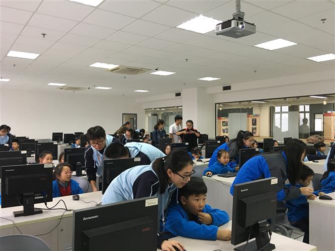 志愿阳光洒向职业体验——记上海信息技术学校商务系153701班11月团日活动